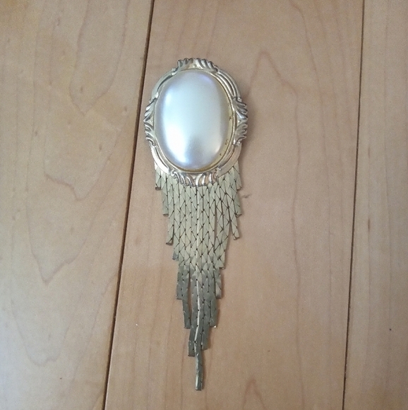 no name brand Jewelry - *Free Gift* Vintage gold tone brooch with pearl detail